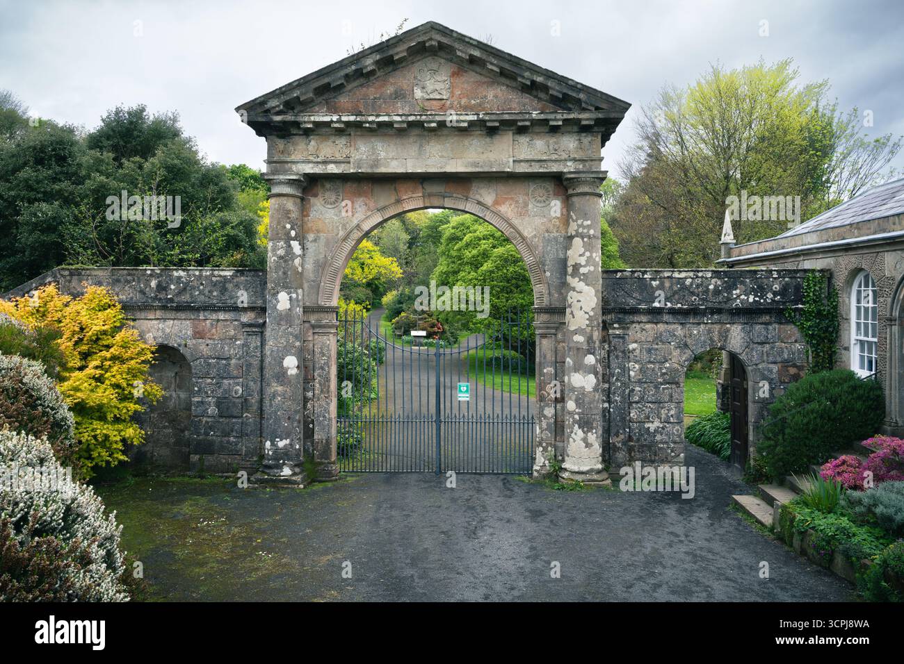 La porte d'entrée du temple Mussenden et de Downhill Demesne en Irlande du Nord, capturée par un jour nuageux d'automne avec un feuillage d'automne chaud entourant le Banque D'Images