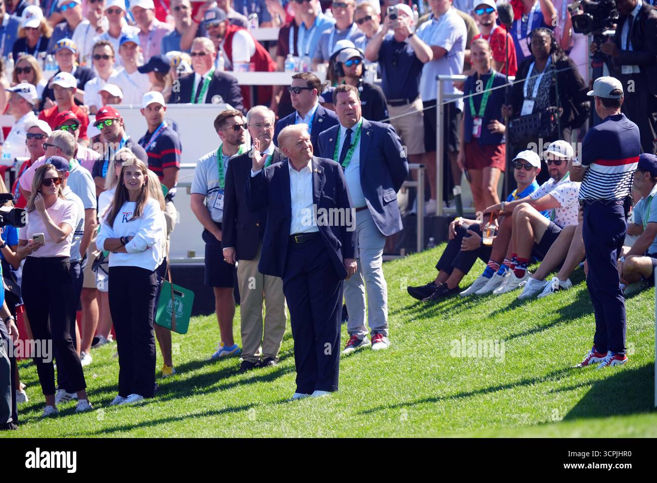 Le président AMÉRICAIN Donald Trump avec Kai Madison Trump le premier jour de la Ryder Cup 2025 au Bethpage Black course, Farmingdale, New York. Date de la photo : vendredi 26 septembre 2025. Banque D'Images