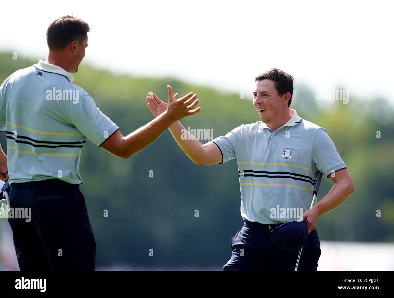 Ludvig Aberg et Matt Fitzpatrick de Team Europe célèbrent leur victoire dans le match 5&3 contre Scottie Scheffler et Russell Henley de Team United States lors du premier jour de la Ryder Cup 2025 au Bethpage Black course, Farmingdale, New York. Date de la photo : vendredi 26 septembre 2025. Banque D'Images
