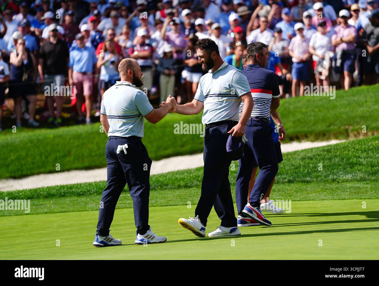 Jon Rahm et Tyrrell Hatton de Team Europe célèbrent leur match 4&3 contre Bryson DeChambeau et Justin Thomas lors de la première journée de la Ryder Cup 2025 au Bethpage Black course, Farmingdale, New York. Date de la photo : vendredi 26 septembre 2025. Banque D'Images