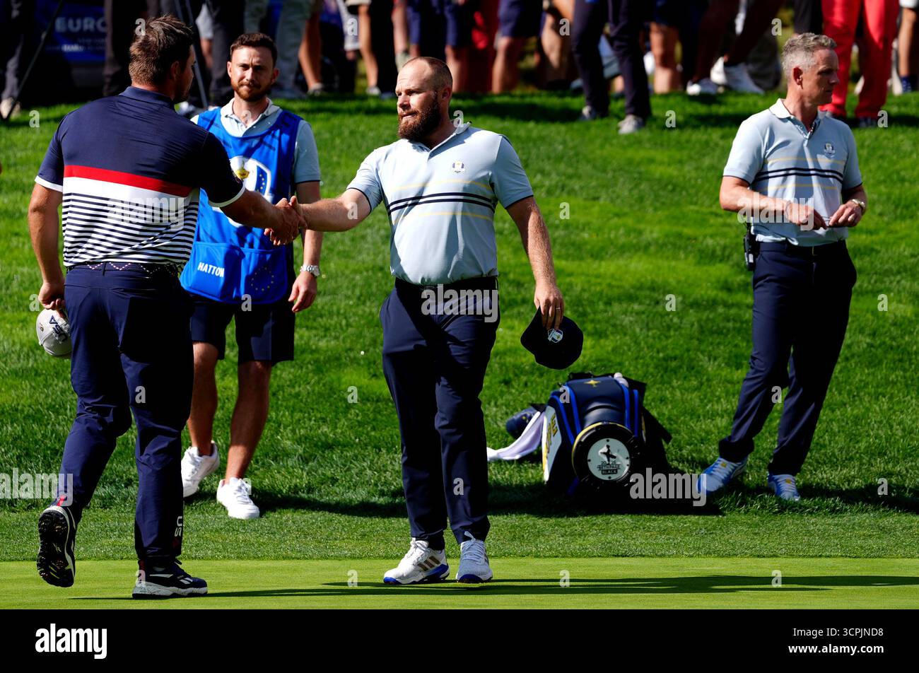 Tyrrell Hatton de Team Europe avec Bryson DeChambeau de Team United States à la suite des quêtes matinales du premier jour de la Ryder Cup 2025 au Bethpage Black course, Farmingdale, New York. Date de la photo : vendredi 26 septembre 2025. Banque D'Images