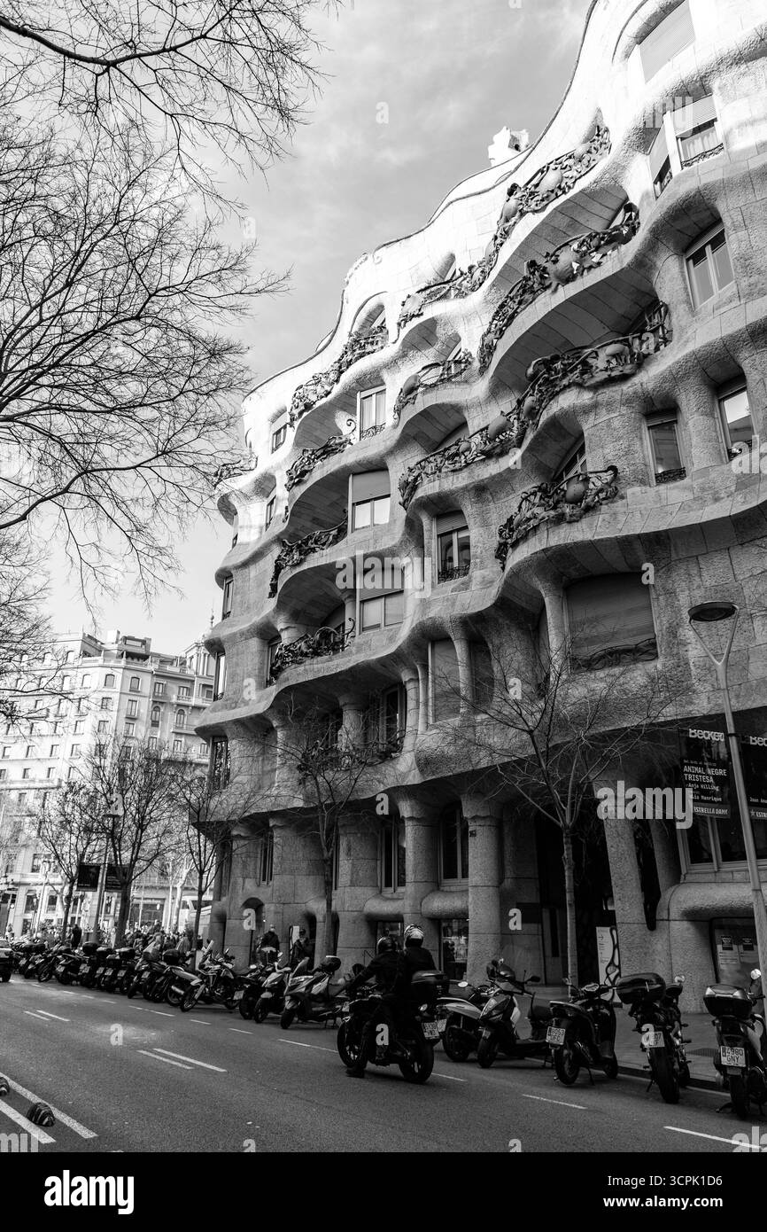 Barcelone, Espagne - 11 FÉVRIER 2022 : Casa Mila, ou la Pedrera est un bâtiment moderniste à Barcelone. La dernière résidence privée conçue par Antoni Gaudí, Banque D'Images