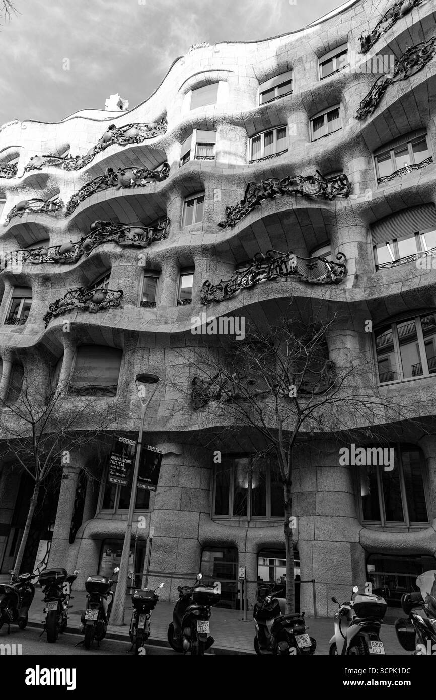 Barcelone, Espagne - 11 FÉVRIER 2022 : Casa Mila, ou la Pedrera est un bâtiment moderniste à Barcelone. La dernière résidence privée conçue par Antoni Gaudí, Banque D'Images