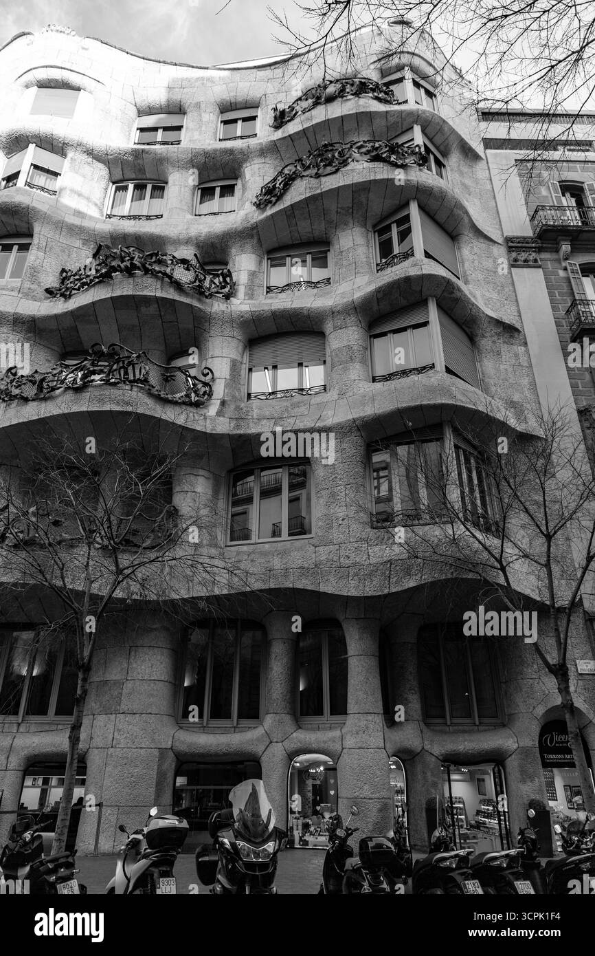 Barcelone, Espagne - 11 FÉVRIER 2022 : Casa Mila, ou la Pedrera est un bâtiment moderniste à Barcelone. La dernière résidence privée conçue par Antoni Gaudí, Banque D'Images