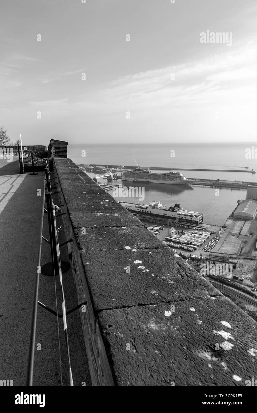 Barcelone, Espagne - 11 FÉVRIER 2022 : le port de Barcelone a une histoire de 2000 ans et une grande importance commerciale contemporaine comme l'un des principaux p Banque D'Images