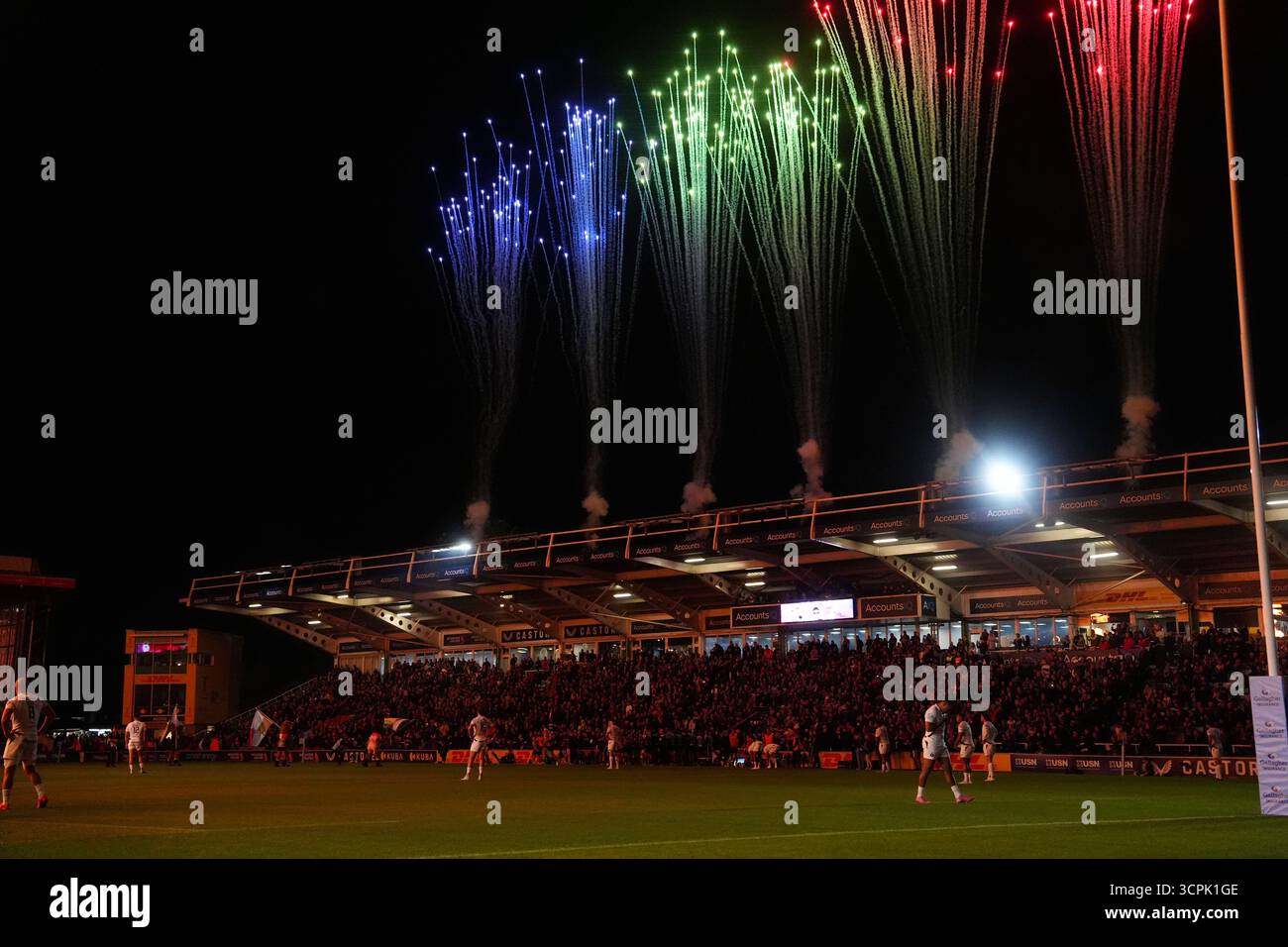 Des pyrotechnies sont lancées depuis le toit d'un stand alors que les joueurs se dirigent vers le terrain avant le match Gallagher PREM au Twickenham Stoop Stadium, à Londres. Date de la photo : vendredi 26 septembre 2025. Banque D'Images