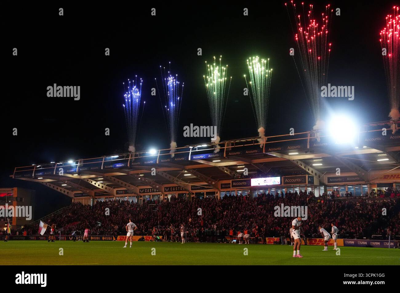 Des pyrotechnies sont lancées depuis le toit d'un stand alors que les joueurs se dirigent vers le terrain avant le match Gallagher PREM au Twickenham Stoop Stadium, à Londres. Date de la photo : vendredi 26 septembre 2025. Banque D'Images
