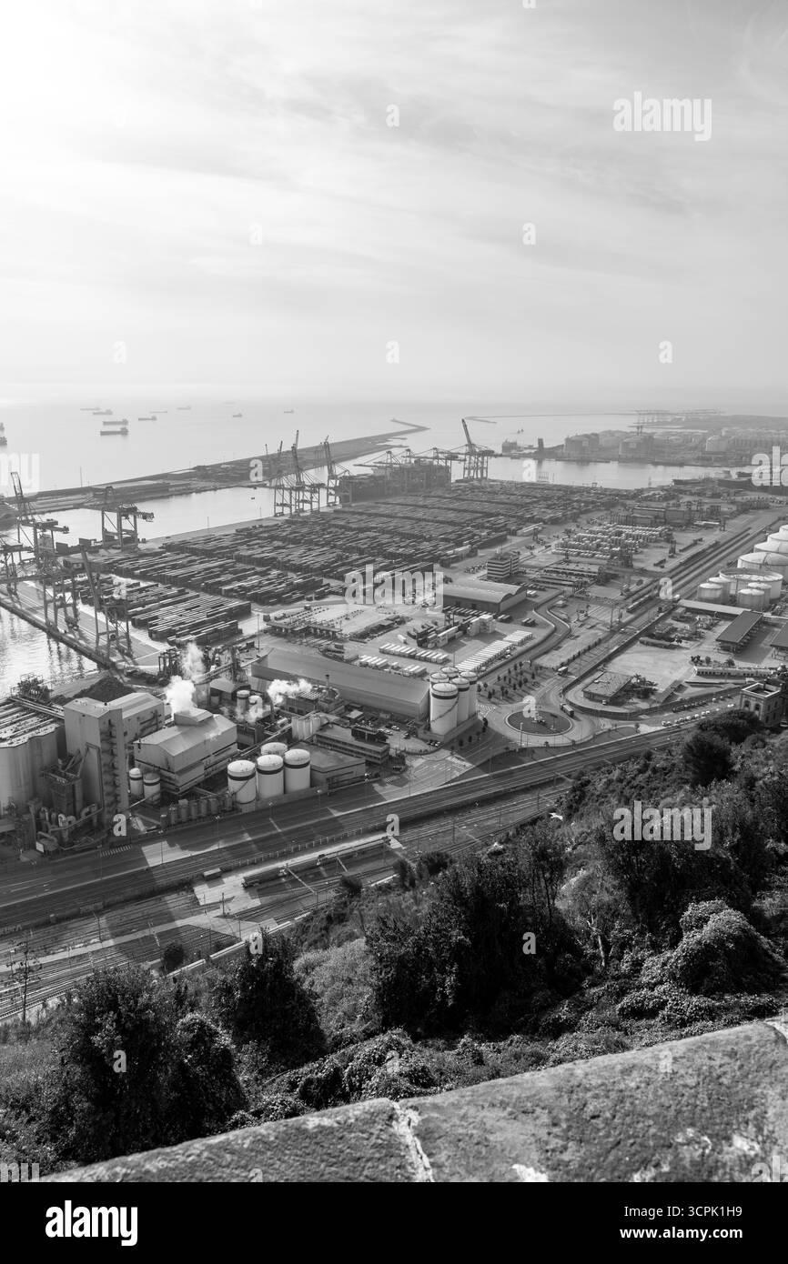 Barcelone, Espagne - 11 FÉVRIER 2022 : le port de Barcelone a une histoire de 2000 ans et une grande importance commerciale contemporaine comme l'un des principaux p Banque D'Images