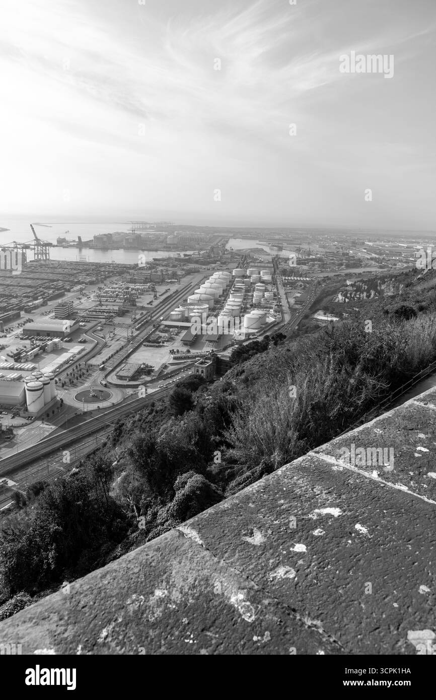 Barcelone, Espagne - 11 FÉVRIER 2022 : le port de Barcelone a une histoire de 2000 ans et une grande importance commerciale contemporaine comme l'un des principaux p Banque D'Images