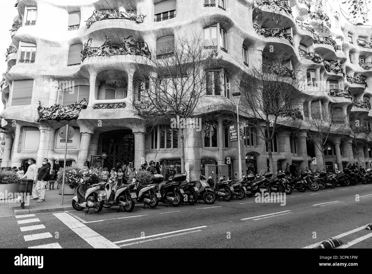 Barcelone, Espagne - 11 FÉVRIER 2022 : Casa Mila, ou la Pedrera est un bâtiment moderniste à Barcelone. La dernière résidence privée conçue par Antoni Gaudí, Banque D'Images