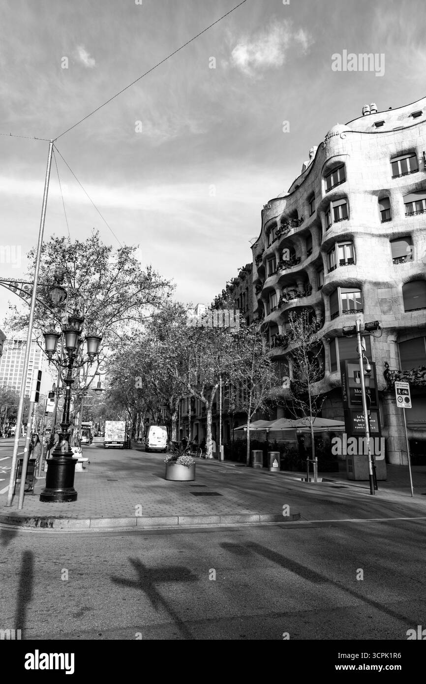 Barcelone, Espagne - 11 FÉVRIER 2022 : Casa Mila, ou la Pedrera est un bâtiment moderniste à Barcelone. La dernière résidence privée conçue par Antoni Gaudí, Banque D'Images