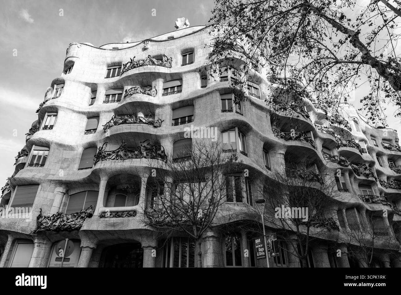 Barcelone, Espagne - 11 FÉVRIER 2022 : Casa Mila, ou la Pedrera est un bâtiment moderniste à Barcelone. La dernière résidence privée conçue par Antoni Gaudí, Banque D'Images