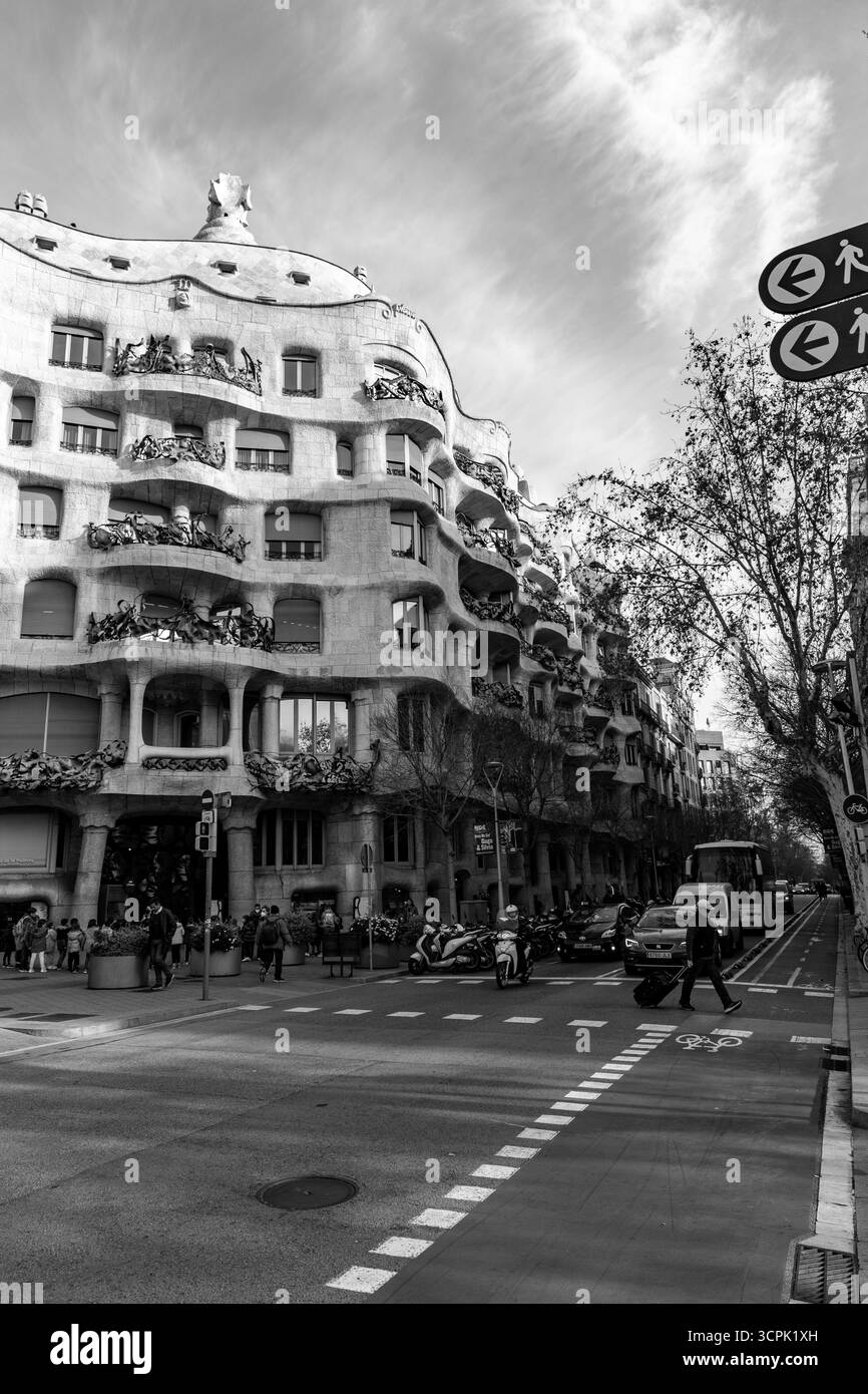 Barcelone, Espagne - 11 FÉVRIER 2022 : Casa Mila, ou la Pedrera est un bâtiment moderniste à Barcelone. La dernière résidence privée conçue par Antoni Gaudí, Banque D'Images