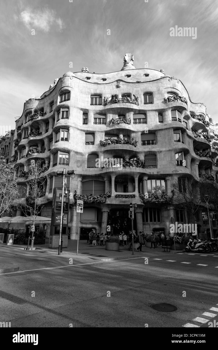Barcelone, Espagne - 11 FÉVRIER 2022 : Casa Mila, ou la Pedrera est un bâtiment moderniste à Barcelone. La dernière résidence privée conçue par Antoni Gaudí, Banque D'Images
