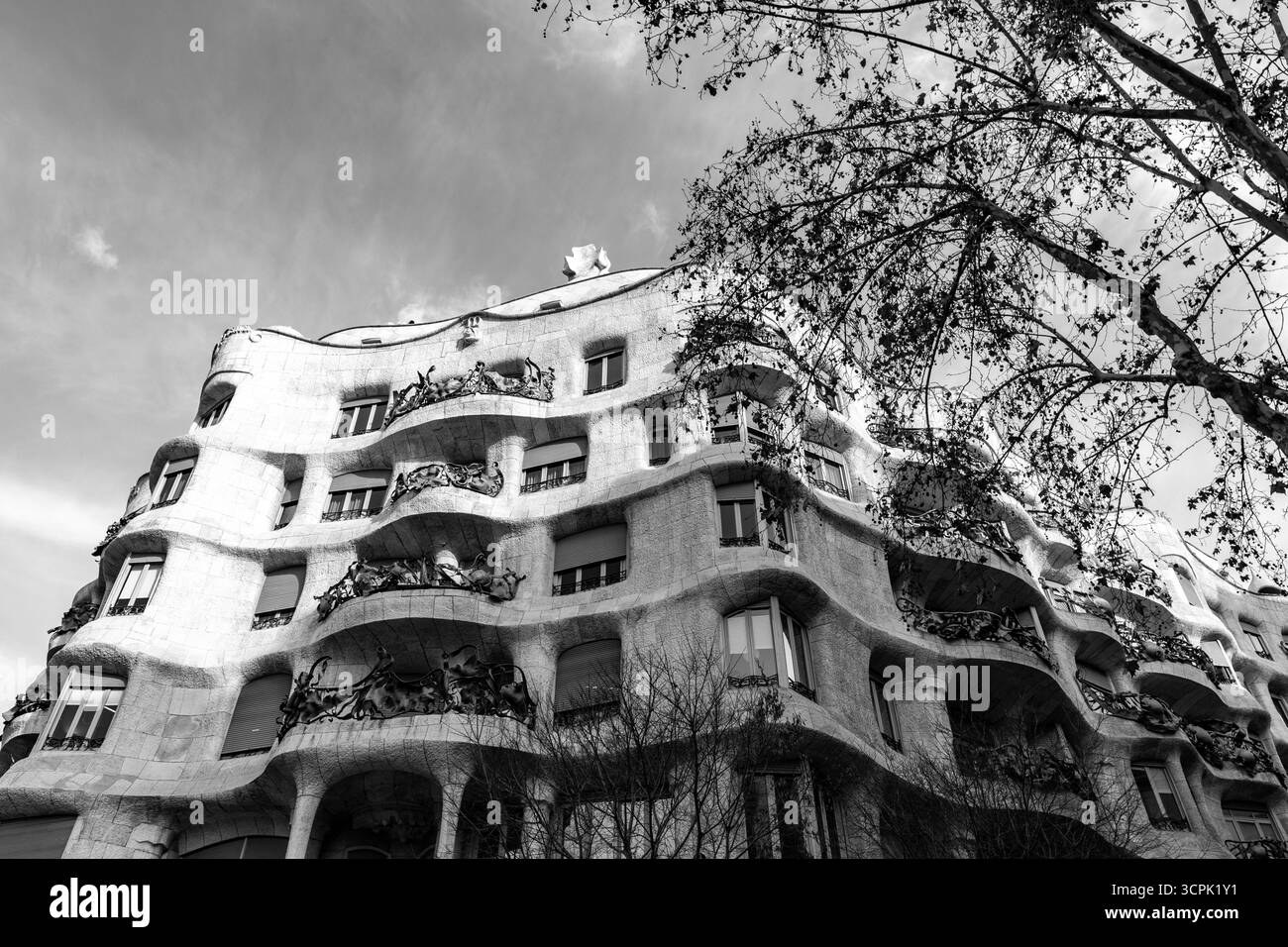 Barcelone, Espagne - 11 FÉVRIER 2022 : Casa Mila, ou la Pedrera est un bâtiment moderniste à Barcelone. La dernière résidence privée conçue par Antoni Gaudí, Banque D'Images