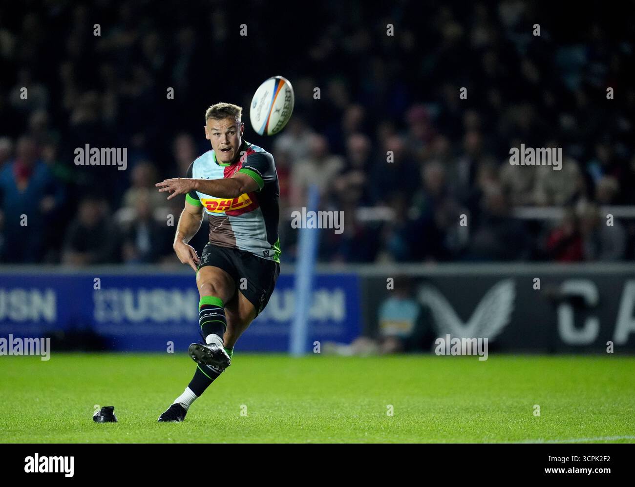 Jarrod Evans des Harlequins lance une conversion lors du Gallagher PREM match au Twickenham Stoop Stadium de Londres. Date de la photo : vendredi 26 septembre 2025. Banque D'Images