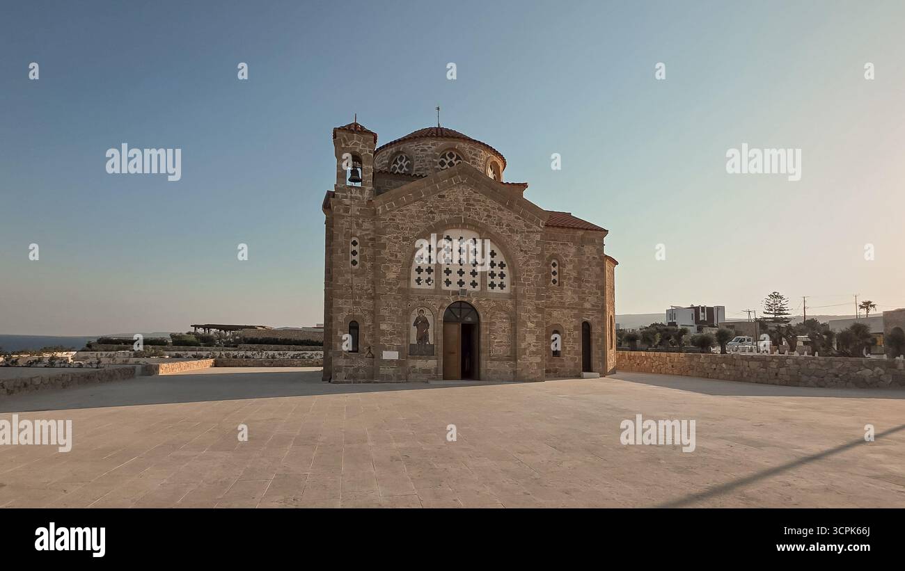 Nouvelle église d'Agios Georgios à Peyia, Chypre. Chapelle religieuse orthodoxe Banque D'Images