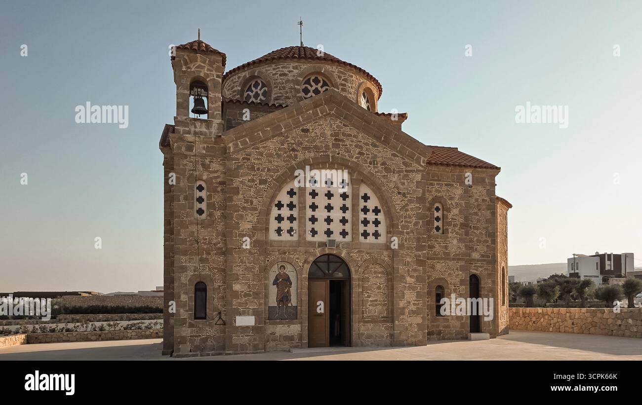 Nouvelle église d'Agios Georgios à Peyia, Chypre. Chapelle religieuse orthodoxe Banque D'Images