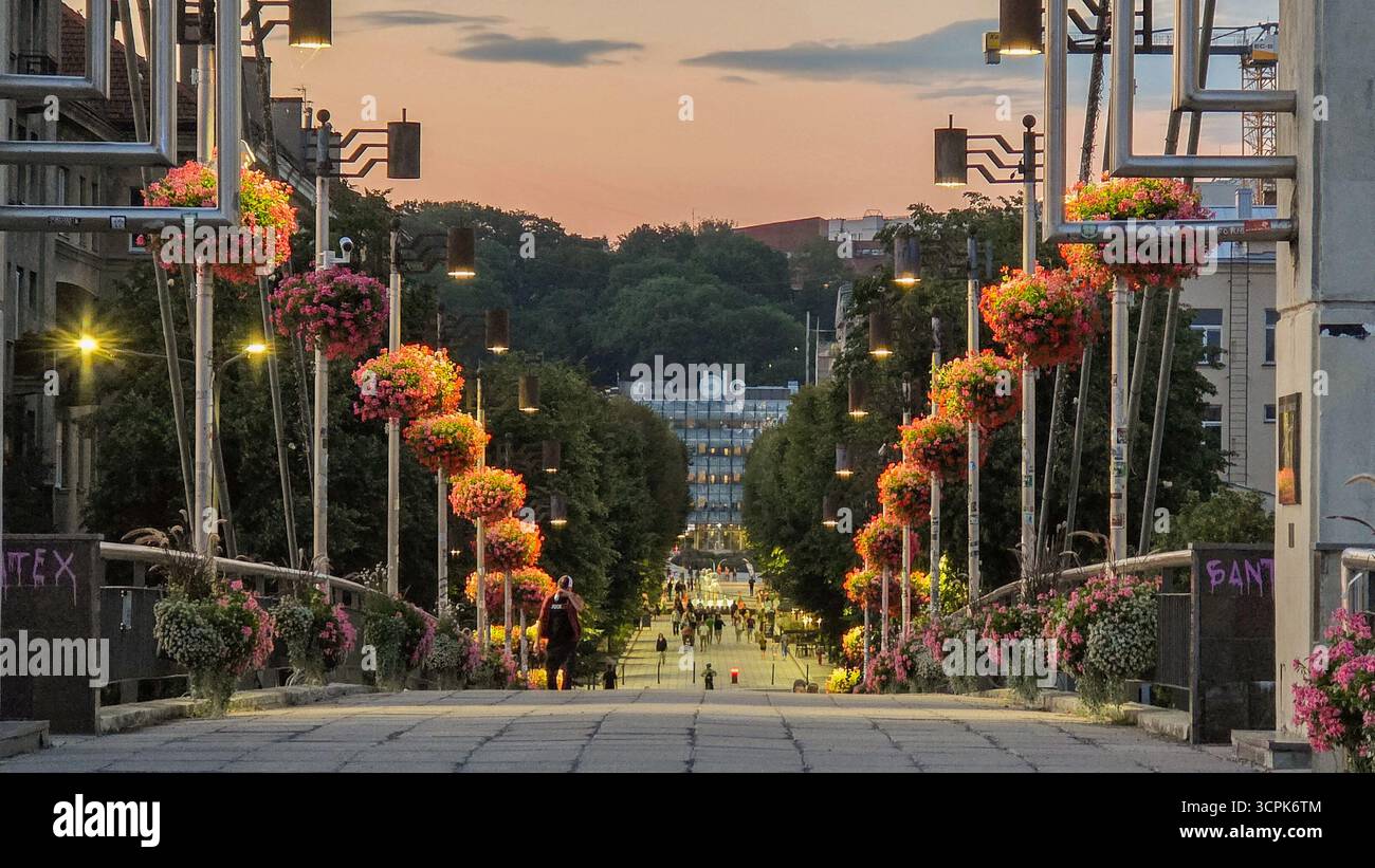Centre-ville de Kaunas, centre-ville dans la soirée. Grand pont marchant vers le centre-ville Banque D'Images