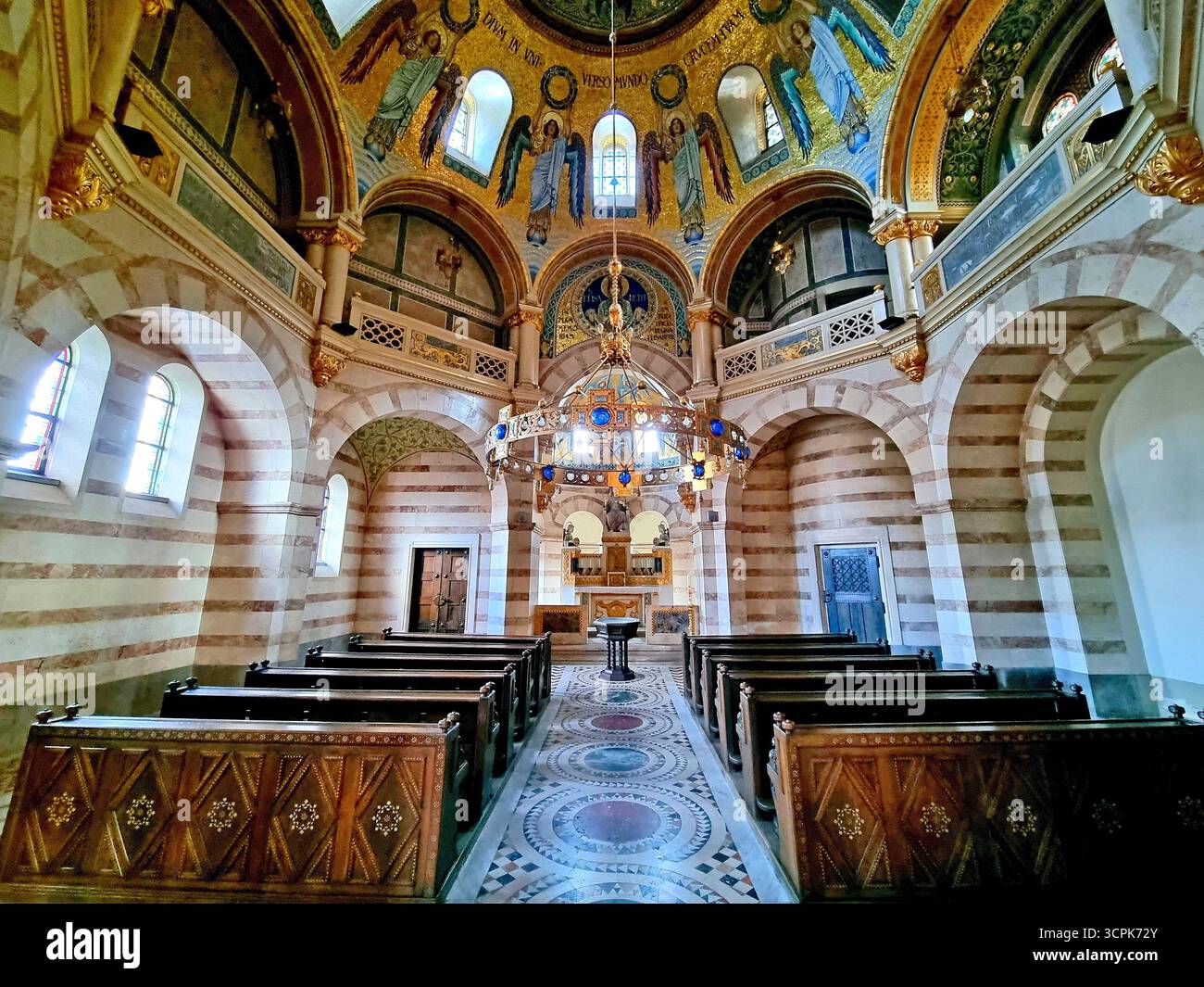Intérieur du mémorial de la chapelle Élisabeth avec des mosaïques d'or de style byzantin dans l'église de Saint François d'assise. Vienne, Autriche Banque D'Images
