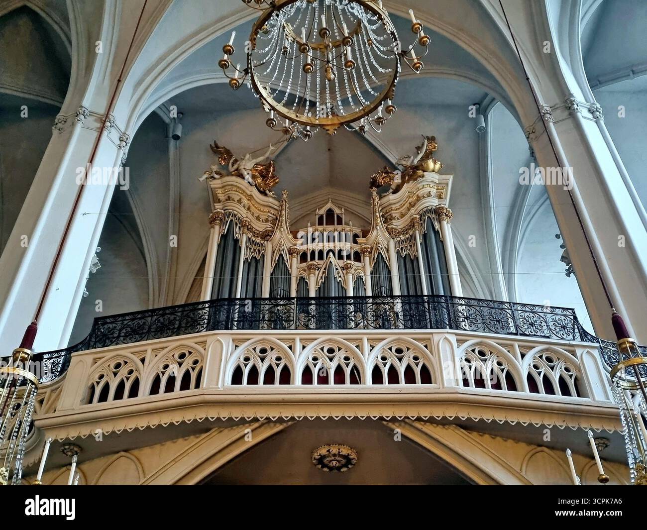 L'orgue historique avec des sculptures de style gothique complexes à l'intérieur de l'église Saint Augustin à Vienne, Autriche Banque D'Images