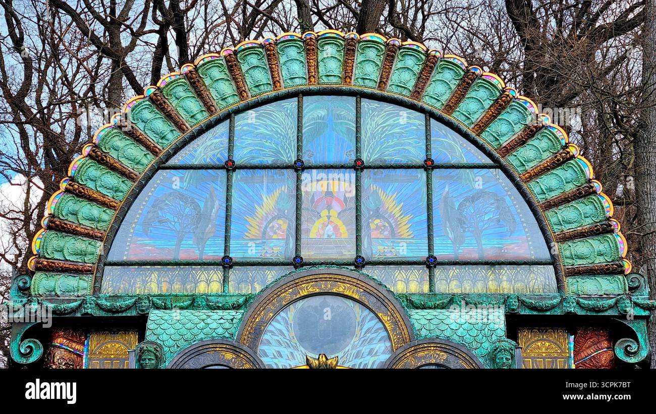 Détail d'une fontaine de style byzantin par Ernst Fuchs, avec un vitrail semi-circulaire aux teintes bleues et vertes vives, Vienne, Autriche Banque D'Images