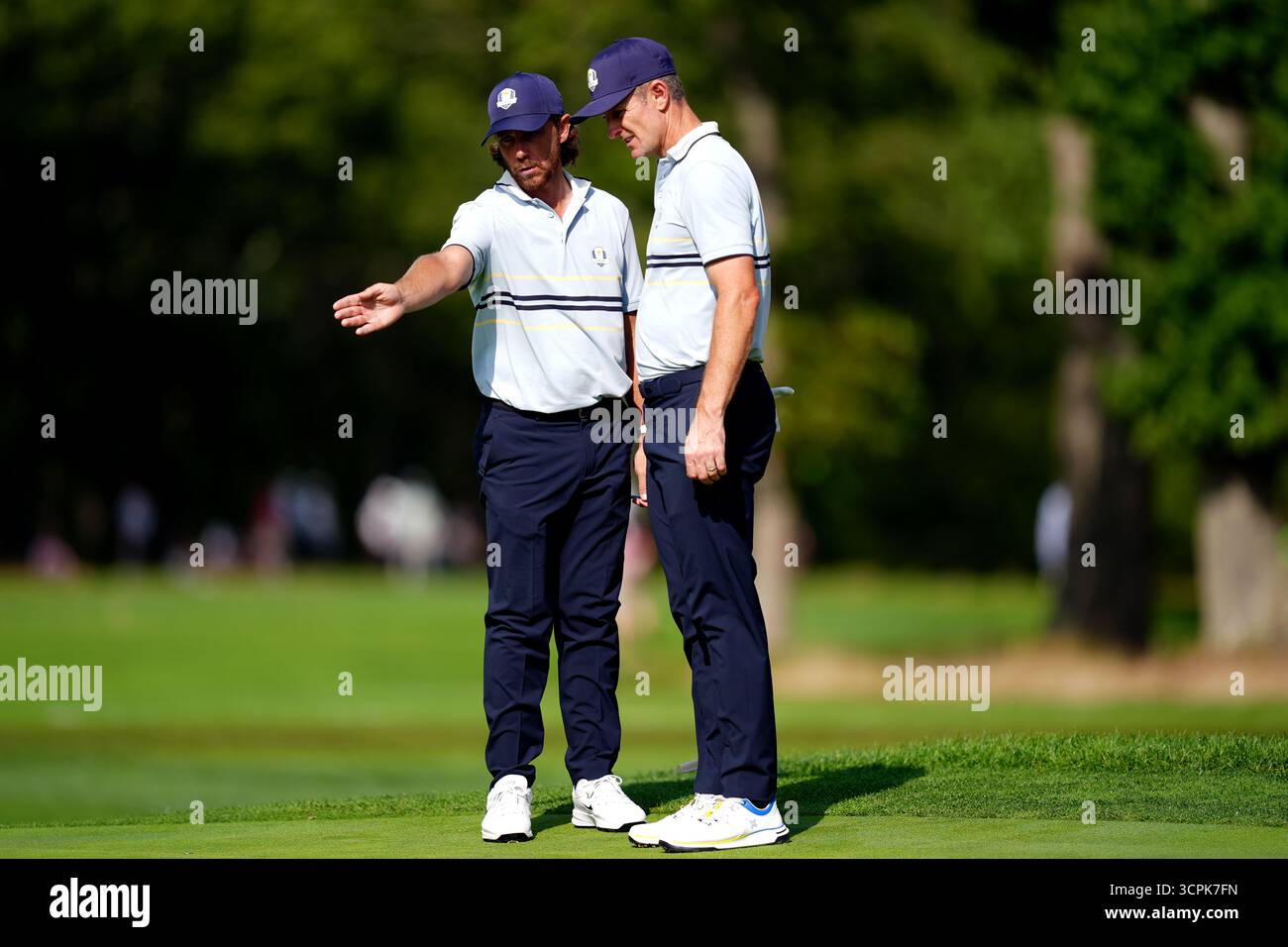 Tommy Fleetwood et Justin Rose, de Team Europe, se sont classés 9e lors des matchs de fourball de l'après-midi le premier jour de la Ryder Cup 2025 au Bethpage Black course, Farmingdale, New York. Date de la photo : vendredi 26 septembre 2025. Banque D'Images