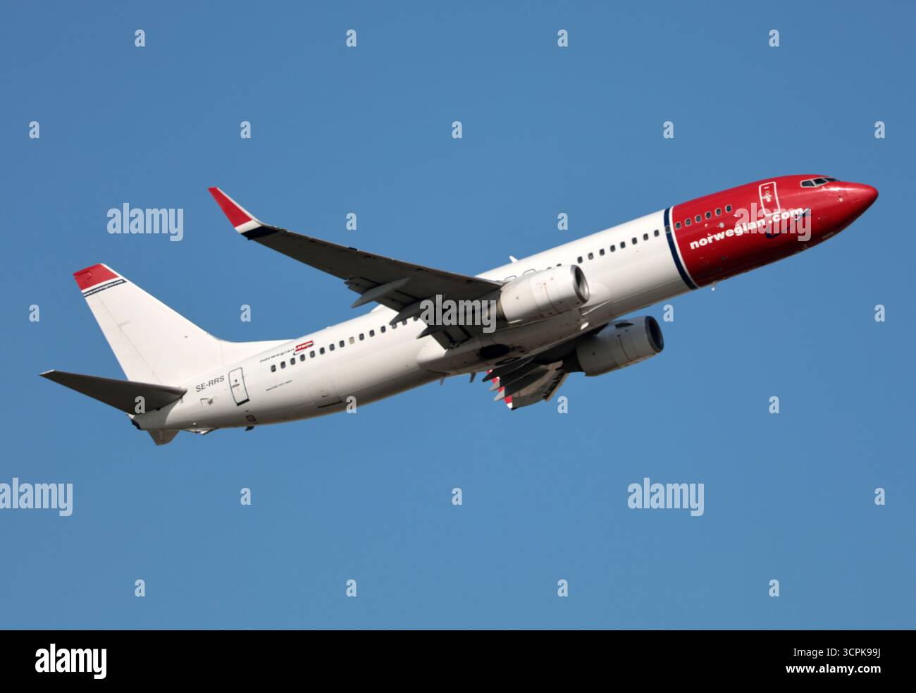Un Boeing 737-800 de Norvégien quitte l'aéroport de Londres Gatwick Banque D'Images