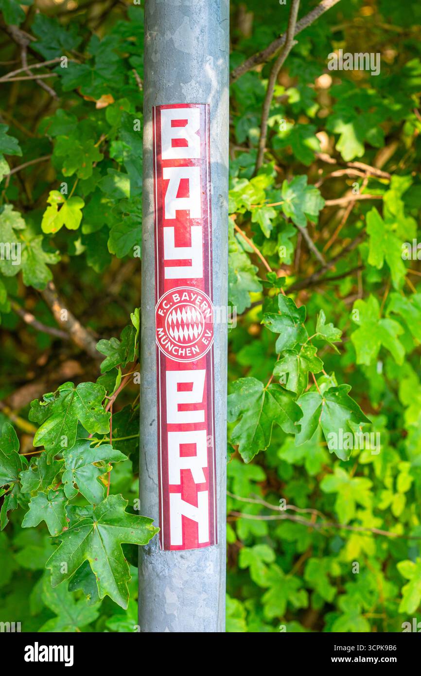 Autocollant vertical du club de football Bayern Munich sur un poteau métallique. Banque D'Images