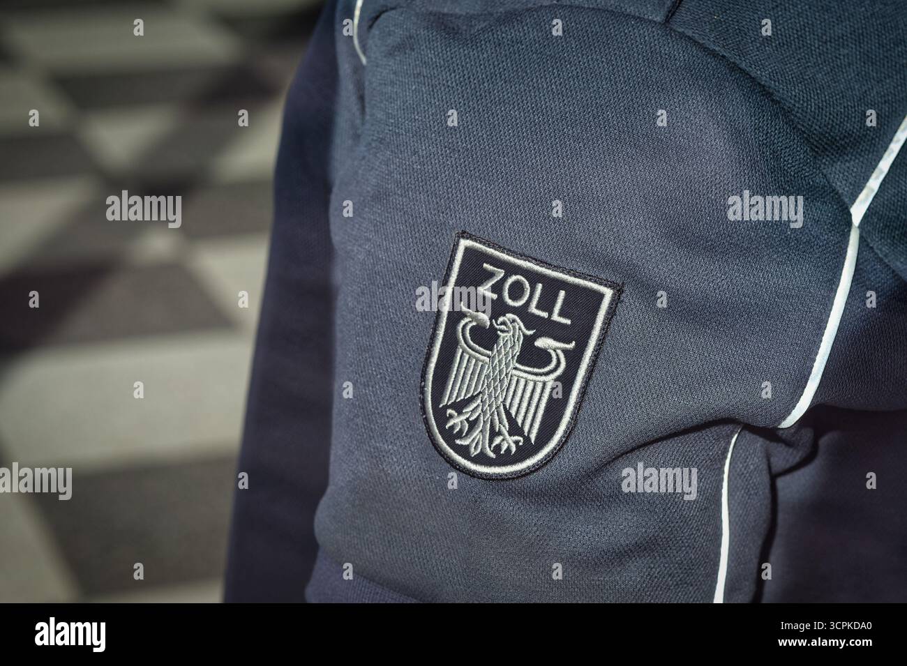 Cologne, Allemagne 14 septembre 2025 : gros plan du patch officiel des douanes allemandes (Zoll) avec l'aigle fédéral, brodé sur une manche uniforme de Banque D'Images