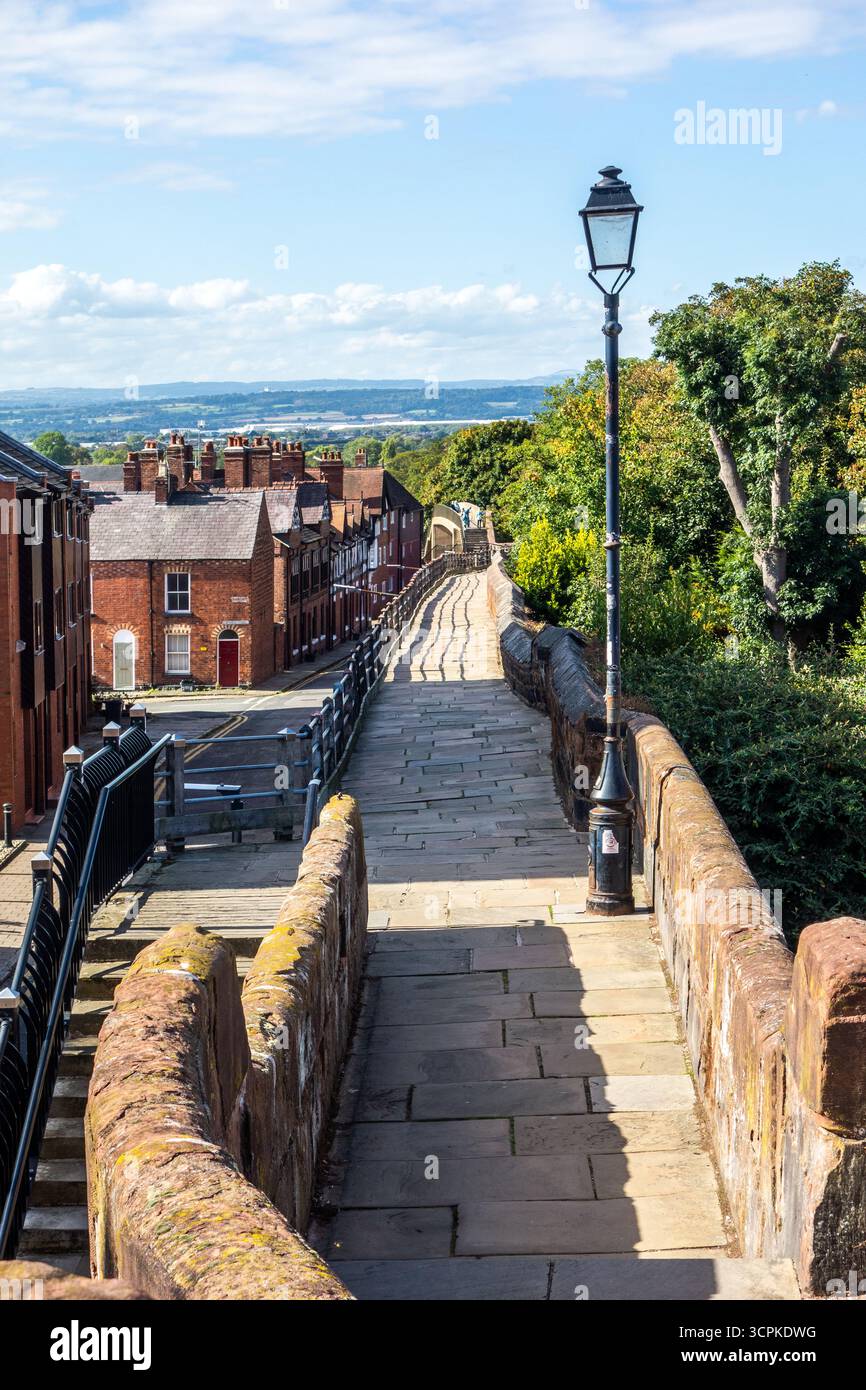 Promenade le long d'une partie des remparts romains de Chester Cheshire et Water Tower Street Banque D'Images