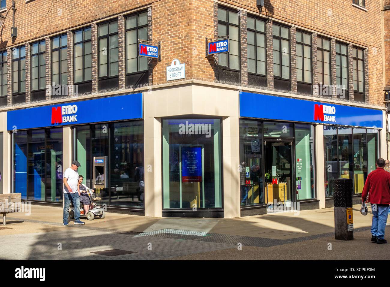 Challenger Bank Metro Bank dans la rue principale de la ville de cheshire, en Angleterre Banque D'Images