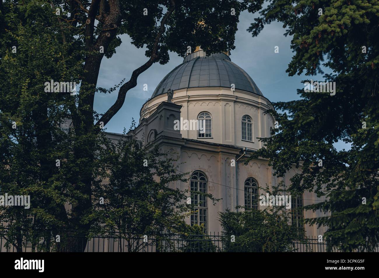 Cathédrale Saint Pierre et Paul clocher à Daugavpils, Lettonie, église catholique dans une petite ville européenne Banque D'Images