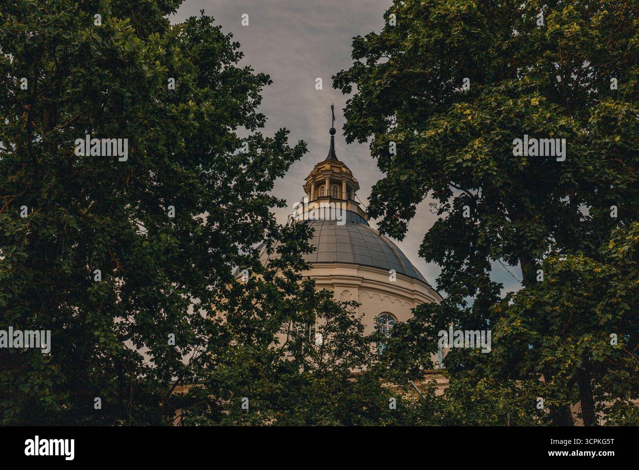 Cathédrale Saint Pierre et Paul clocher à Daugavpils, Lettonie, église catholique dans une petite ville européenne Banque D'Images