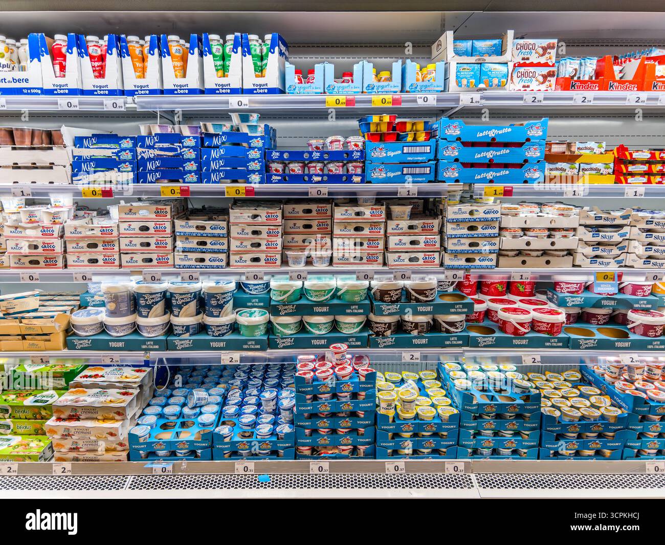 Italie - 18 septembre 2025 : différents types et marques de yaourts et yaourts grecs affichés dans la section réfrigérée pour la vente dans une supermarque italienne Banque D'Images