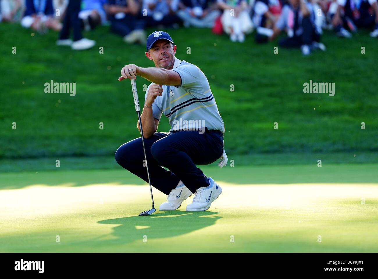 Rory McIlroy de Team Europe sur le 15e green lors des matchs de fourball de l'après-midi le premier jour de la Ryder Cup 2025 au Bethpage Black course, Farmingdale, New York. Date de la photo : vendredi 26 septembre 2025. Banque D'Images
