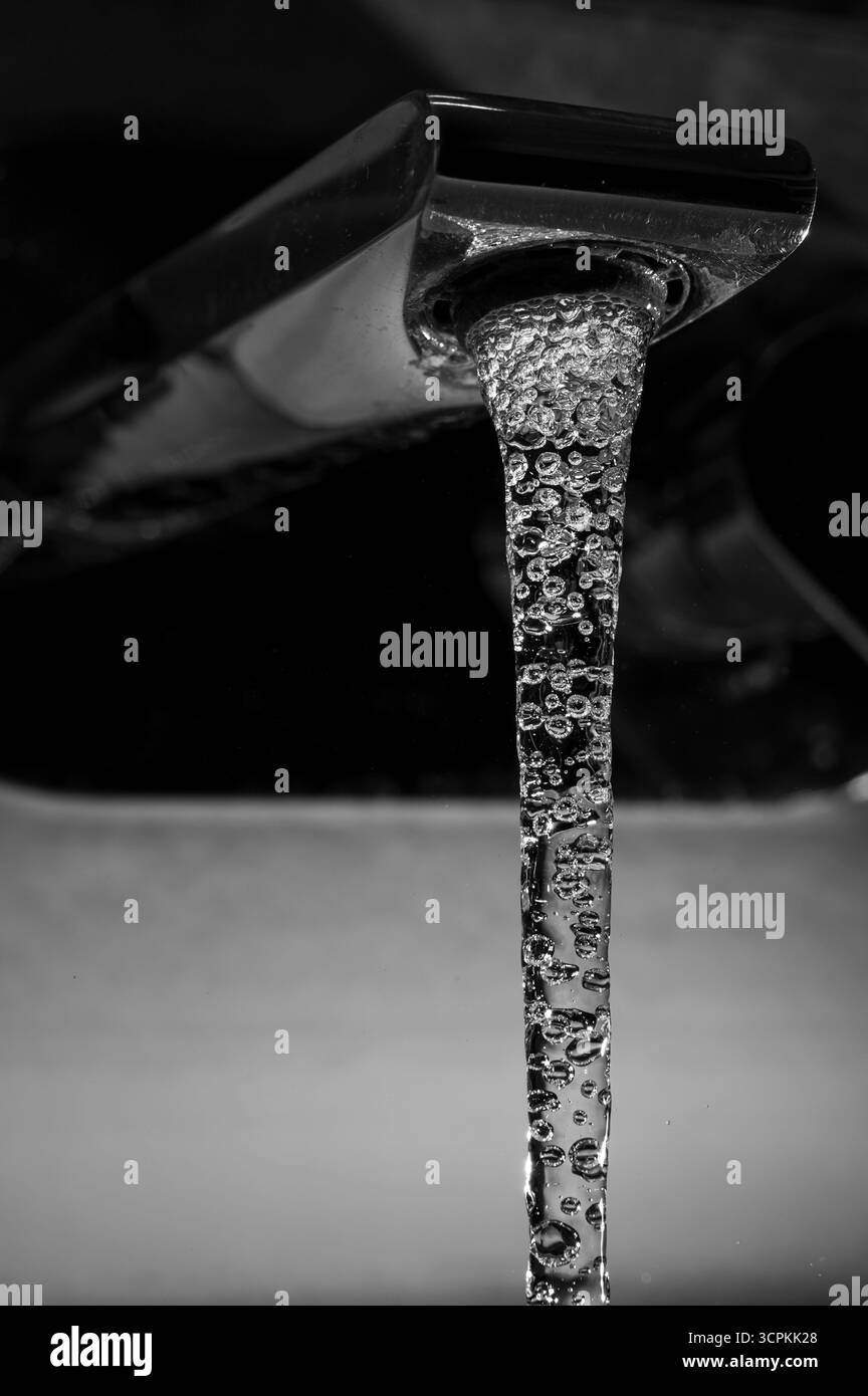Eau du robinet pétillante gelée à temps Banque D'Images