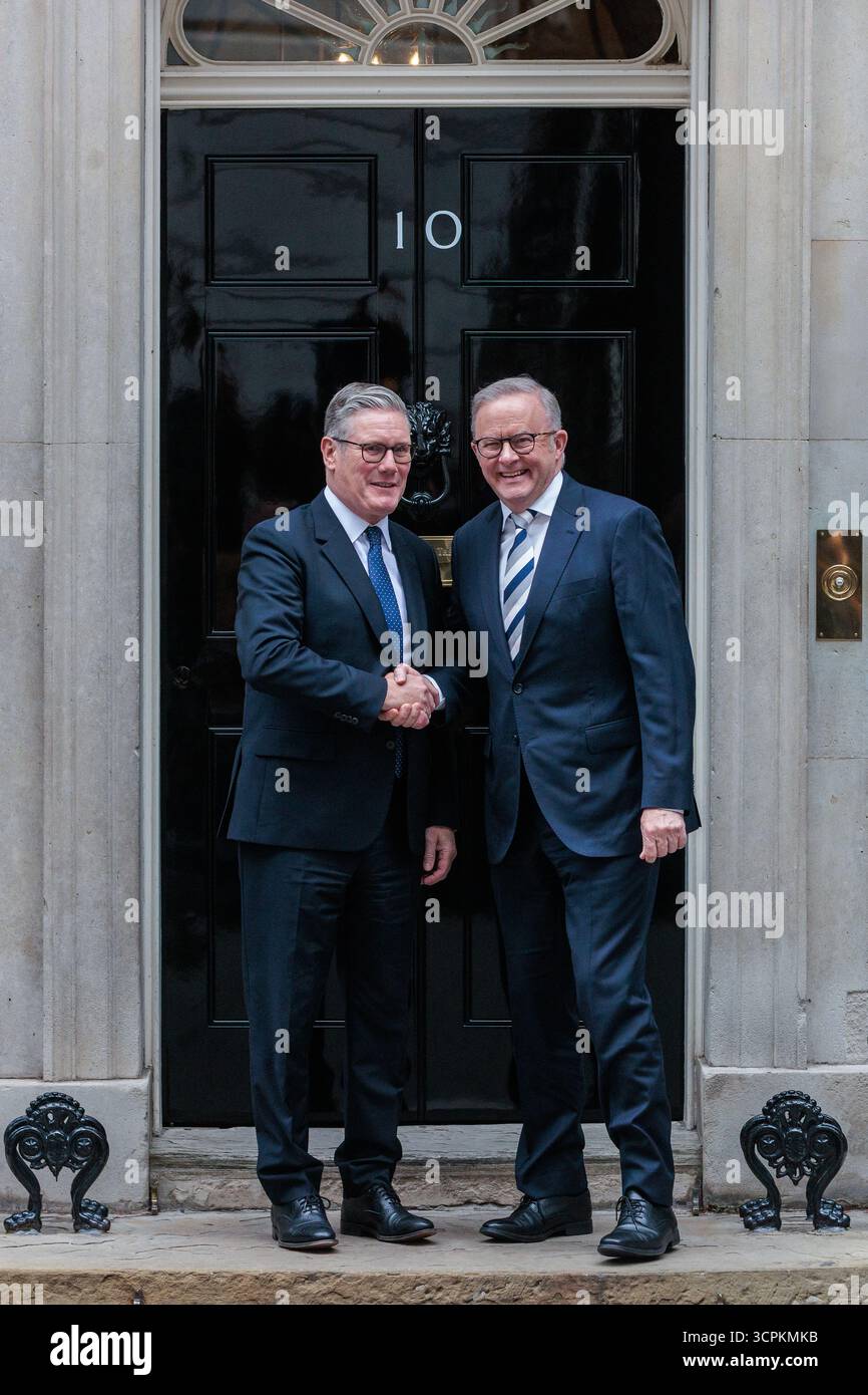 Londres, Royaume-Uni. 26 septembre 2025. Le premier ministre britannique Sir Keir Starmer accueille le premier ministre australien Anthony Albanese au 10 Downing Street pour une réunion. Leur réunion a suivi le Sommet mondial sur le progrès et les sujets à discuter devraient inclure le commerce, AUKUS, l'Ukraine et la Palestine. Crédit : Mark Kerrison/Alamy Live News Banque D'Images