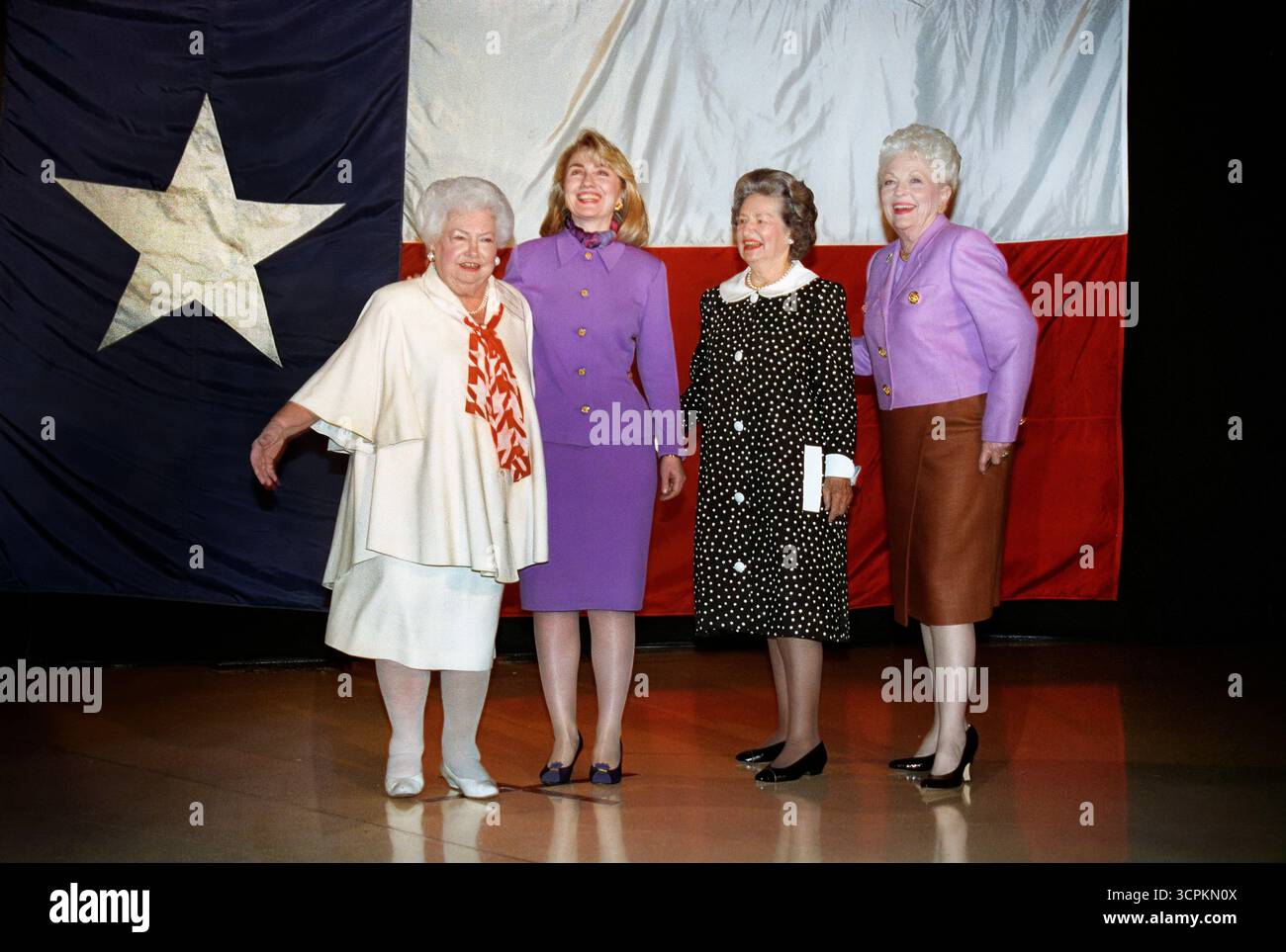Liz Carpenter, la première dame des États-Unis Hillary Rodham Clinton, l'ancienne première dame des États-Unis Claudia 'Lady Bird' Johnson et la gouverneure du Texas Ann Richards à l'événement Liz Carpenter Lectureship au Erwin Center, Université du Texas, Austin, Texas, États-Unis, Ralph Alswang, photographe de la Maison Blanche, 6 avril 1993 Banque D'Images