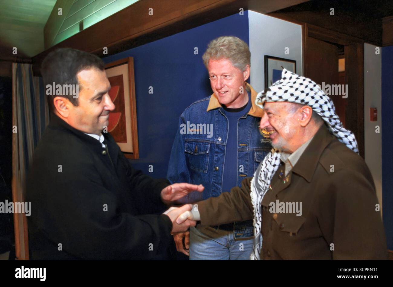 Le premier ministre israélien Ehud Barak et le président de l'Autorité palestinienne Yasser Arafat serrant la main alors que le président américain Bill Clinton regarde pendant le dîner juif de Shabbat à Camp David pendant le sommet israélo-palestinien, Camp David, Maryland, USA, David Scull, photographe de la Maison Blanche, 14 juillet 2000 Banque D'Images Le premier ministre israélien Ehud Barak et le président de l'Autorité palestinienne Yasser Arafat serrant la main alors que le président américain Bill Clinton regarde pendant le dîner juif de Shabbat à Camp David pendant le sommet israélo-palestinien, Camp David, Maryland, USA, David Scull, photographe de la Maison Blanche, 14 juillet 2000 Banque D'Images