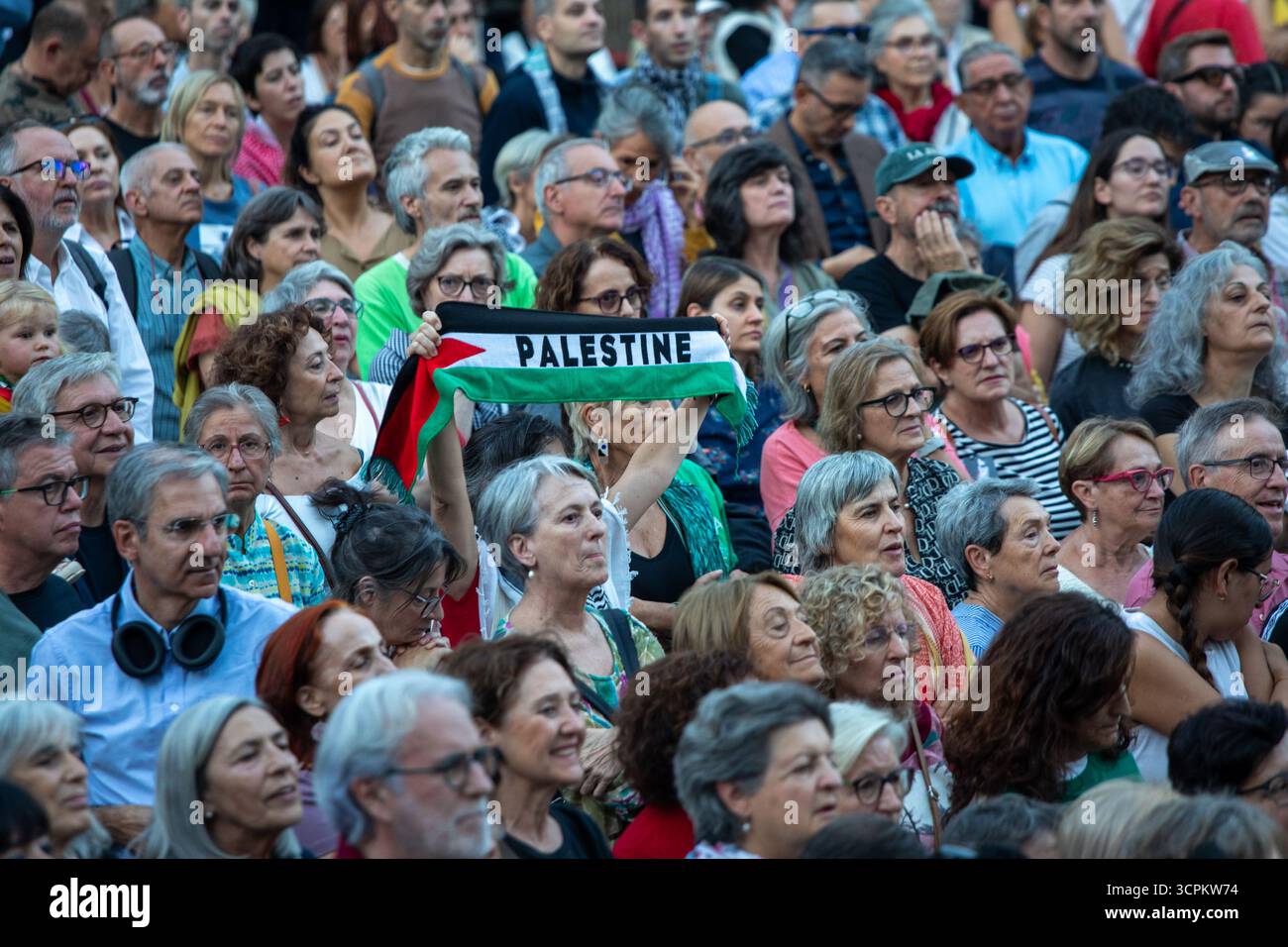 Madrid, Espagne. 26 septembre 2025. Un participant tient une écharpe palestinienne lors d'un événement. Un concert a été organisé par Amnesty International Madrid pour dénoncer à la fois le génocide et la violence à Gaza, et l'apartheid de genre imposé par les talibans en Afghanistan. La Plaza Juan Goytisolo (à côté du Reina Sofía) était le lieu de l'événement : « nous brisons le silence pour Gaza et l'Afghanistan. » Crédit : SOPA images Limited/Alamy Live News Banque D'Images