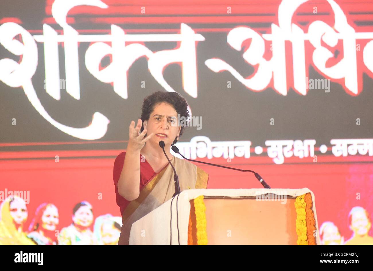 Inde. 26 septembre 2025. PATNA, INDE - SEPTEMBRE 26 : la secrétaire générale du Congrès Priyanka Gandhi s'adresse à un rassemblement lors du programme Shakti Adhikar Mahila Samvad à l'Ashram de Sadaquat le 26 septembre 2025 à Patna, Inde.(photo de Santosh Kumar/Hindustan Times/Sipa USA) crédit : Sipa USA/Alamy Live News Banque D'Images