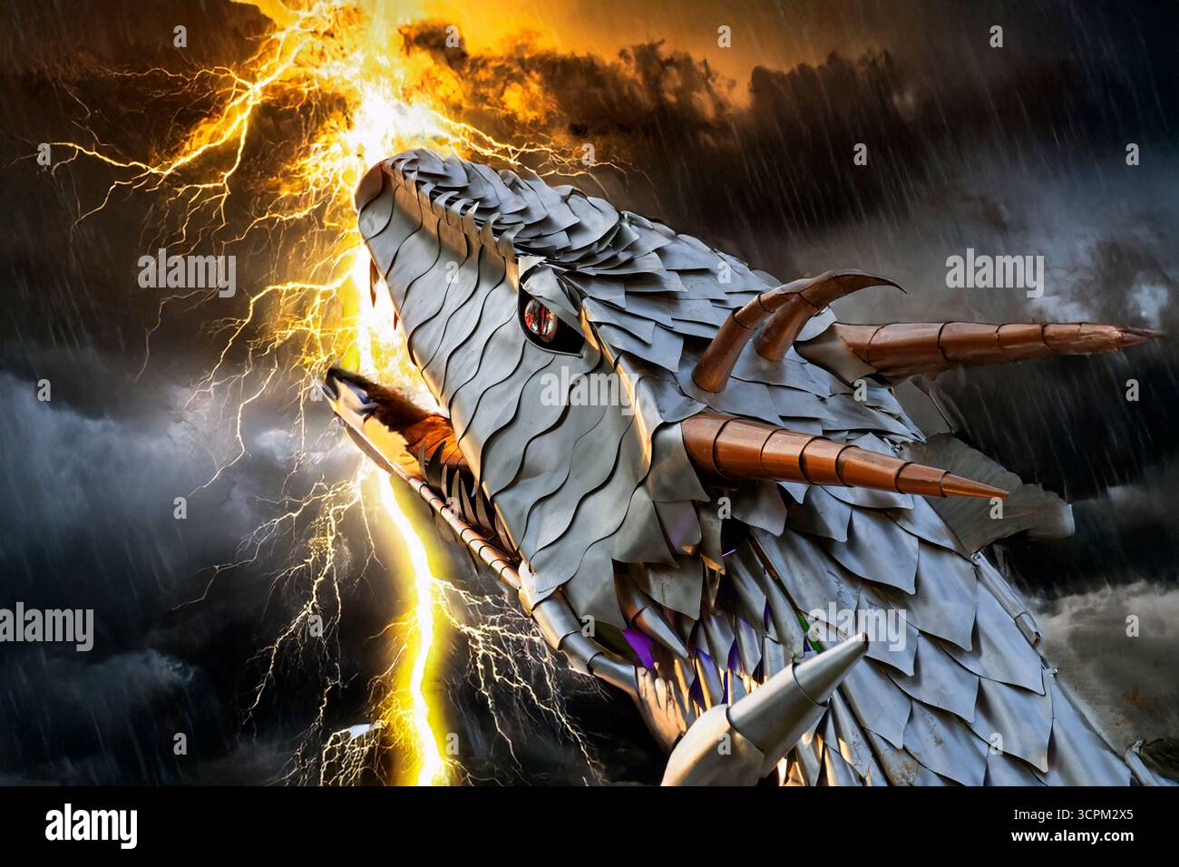 Une sculpture de dragon métallique avec des pointes et des écailles acérées, rugissant farouchement alors que la foudre frappe sous un ciel sombre et orageux Banque D'Images
