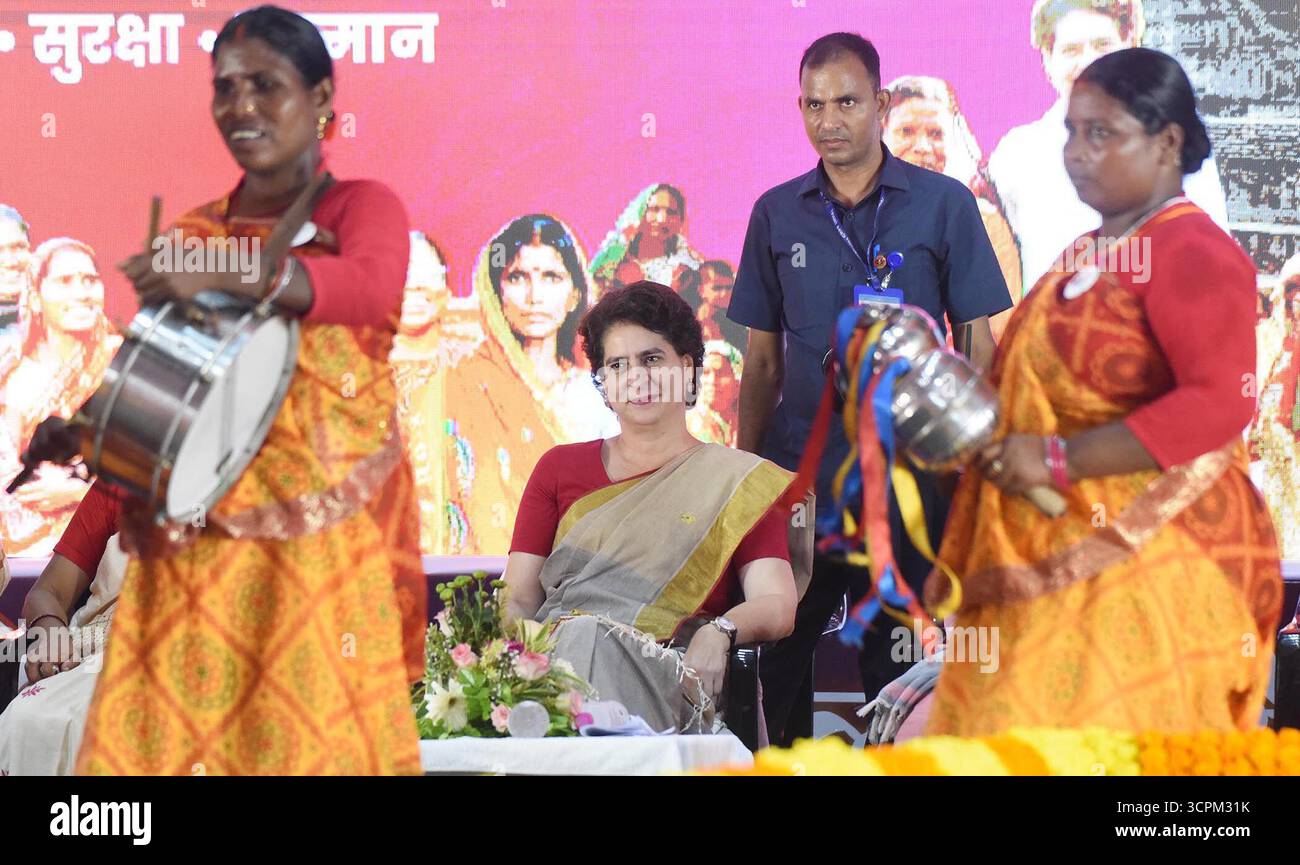 Inde. 26 septembre 2025. PATNA, INDE - SEPTEMBRE 26 : la secrétaire générale du Congrès Priyanka Gandhi interagit avec des femmes lors de Shakti Adhikar Mahila Samvad à l'Ashram de Sadaquat le 26 septembre 2025 à Patna, Inde.(photo de Santosh Kumar/Hindustan Times/Sipa USA) crédit : Sipa USA/Alamy Live News Banque D'Images