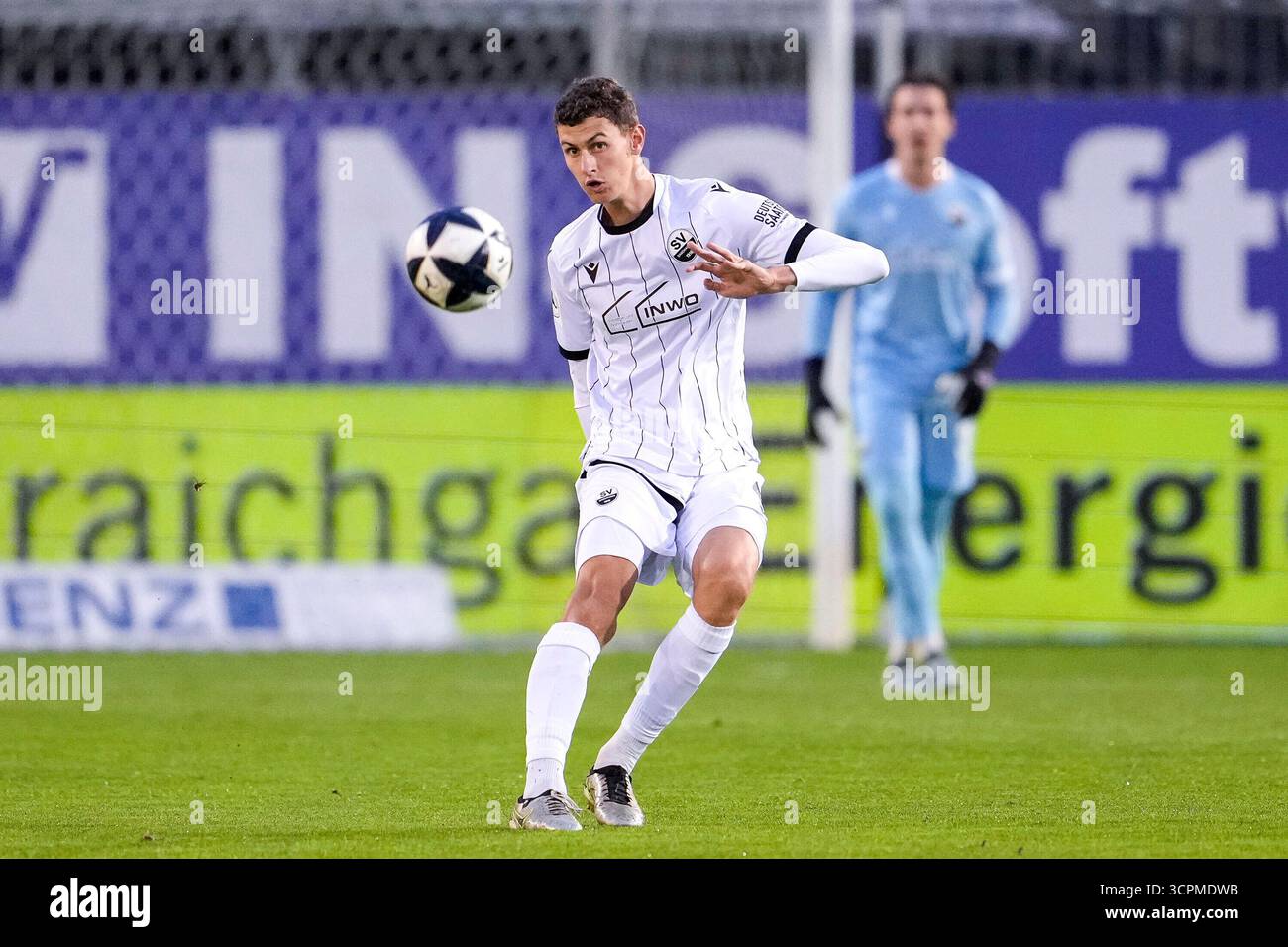 Sandhausen, Deutschland. 26 septembre 2025. Benedikt Wimmer (SVS. 4), Am Ball, Freisteller, Ganzkörper, Einzelbild, Einzelfoto, Aktion, action, 26.09.2025, Sandhausen (Allemagne), Fussball, Regionalliga Südwest, SV Sandhausen - Kickers Offenbach crédit : dpa/Alamy Live News Banque D'Images