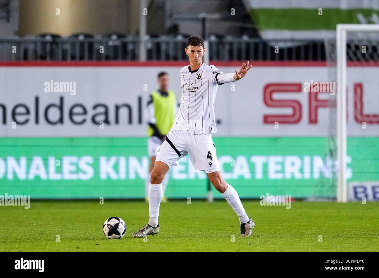 Sandhausen, Deutschland. 26 septembre 2025. Benedikt Wimmer (SVS. 4), Am Ball, Freisteller, Ganzkörper, Einzelbild, Einzelfoto, Aktion, action, 26.09.2025, Sandhausen (Allemagne), Fussball, Regionalliga Südwest, SV Sandhausen - Kickers Offenbach crédit : dpa/Alamy Live News Banque D'Images