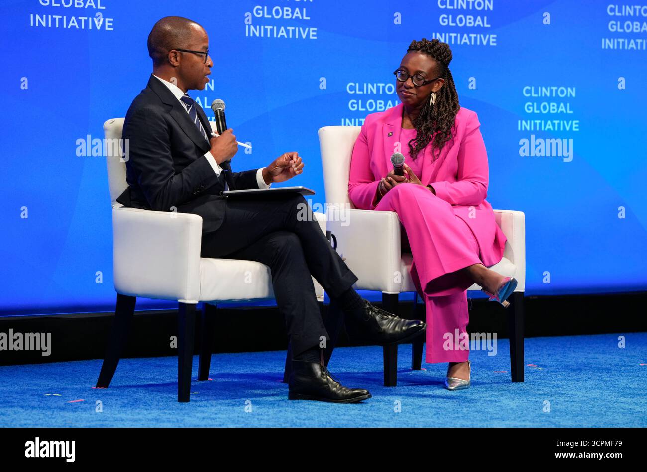New York, États-Unis. 26 septembre 2025. Jonathan Capehart MSNBC, Kelley Robinson Président de la campagne pour les droits de l'homme lors de l'Initiative mondiale Clinton 2025, qui s'est tenue au Hilton de New York, le jeudi 25 septembre 2025. Crédit : Jennifer Graylock/Alamy Live News Banque D'Images