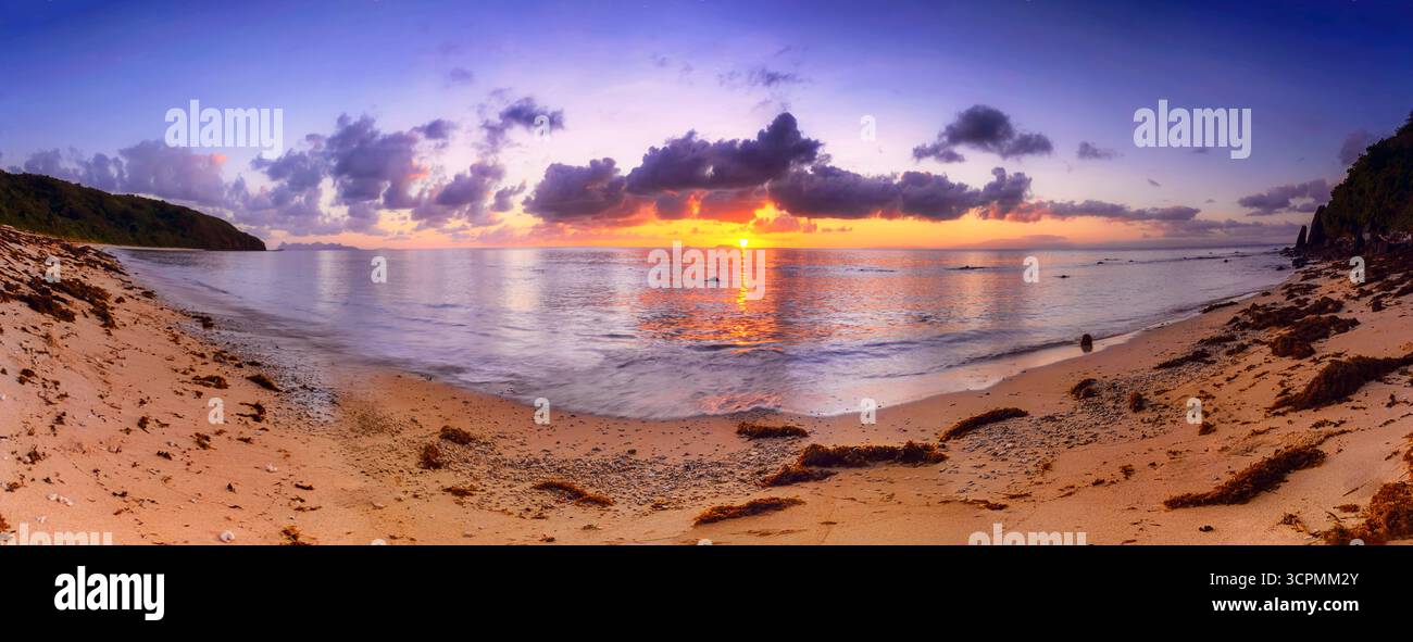 Lever de soleil à Fidji Tokoriki île de Mamanuca îles tropicales Escape Paradise paysage marin. Banque D'Images