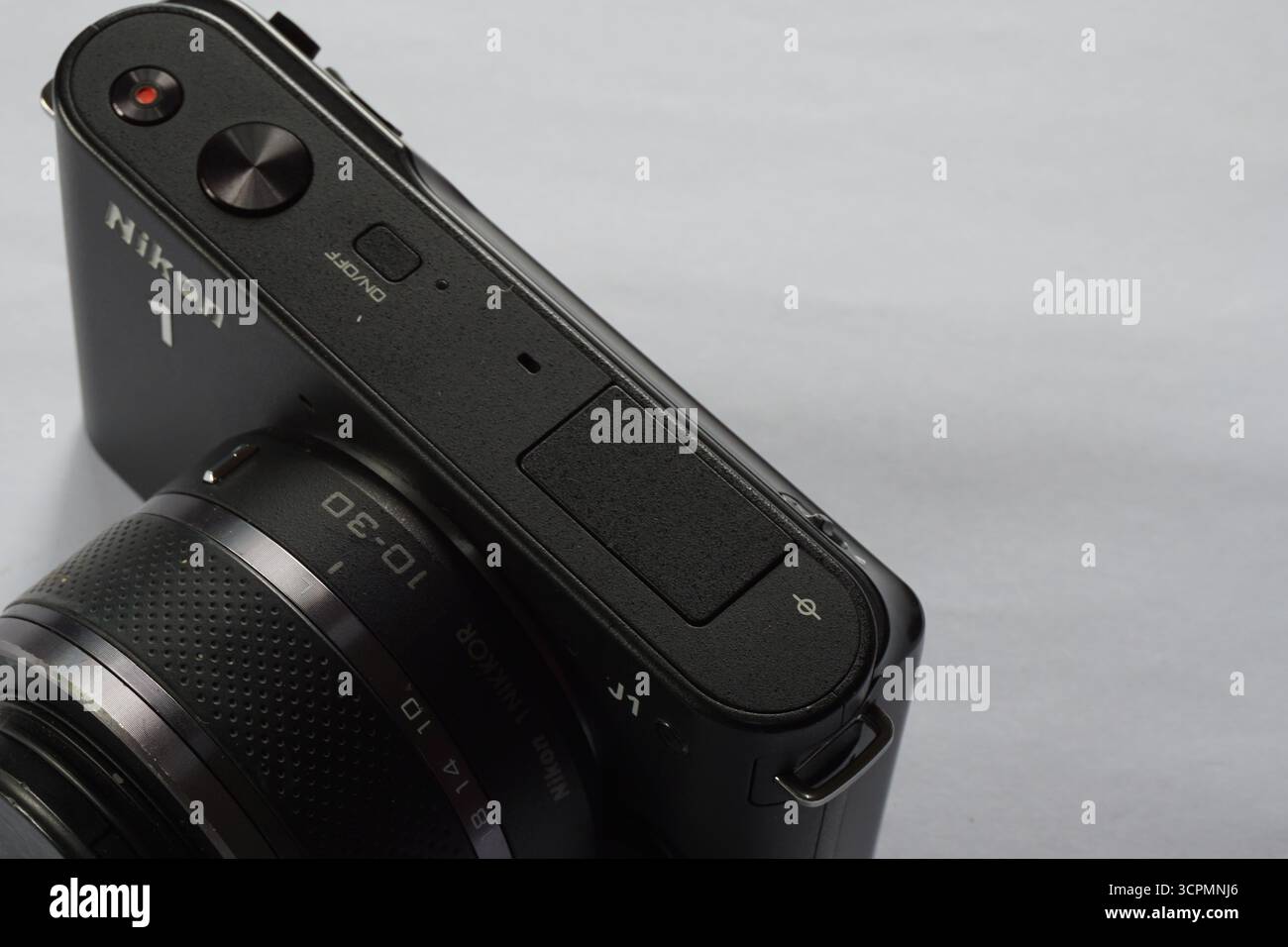 Gros plan de l'appareil photo noir nikon 1 j1 à objectif interchangeable sur fond isolé. Appareil photo Nikon dlsr avec capteur de 1 pouce. Banque D'Images