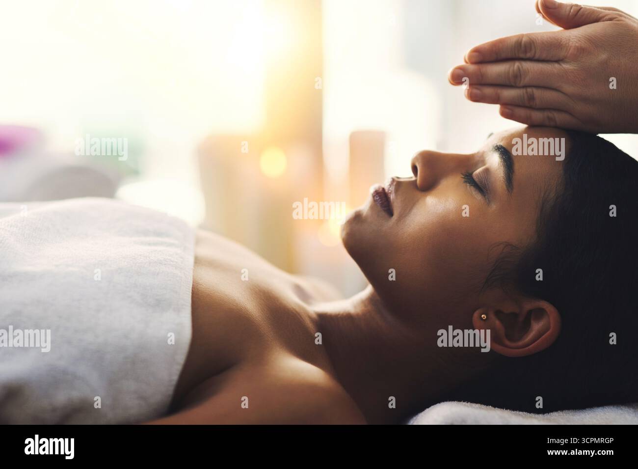 Femme, mains et spa avec massage facial pour la journée beauté ou traitement physique dans un complexe de luxe. Personne féminine, dormant et couchant avec masseuse dans Banque D'Images